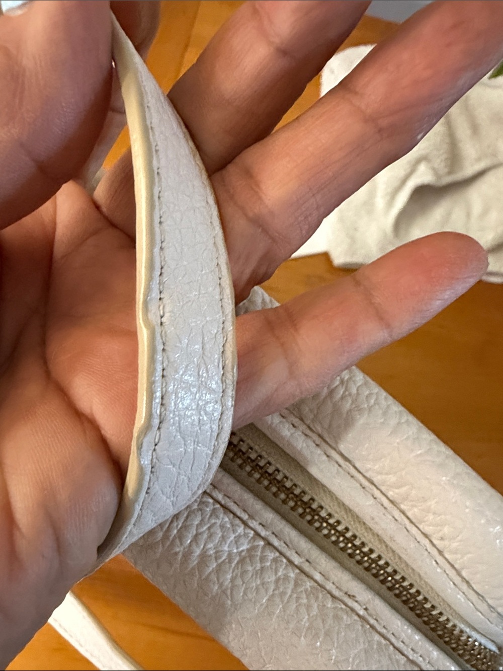Coach Camera C5809 Cream Pebbled Leather Crossbody Bag with Turn-Lock Closure - Picture 16 of 16